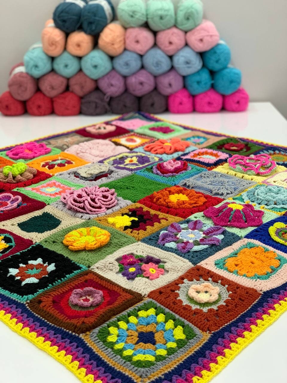 Crocheted afghan blanket, Crochet Afghan Throw Blanket, Flowers blanket, Bedspread Throw, Daisy Knitted sofa blanket Granny Square