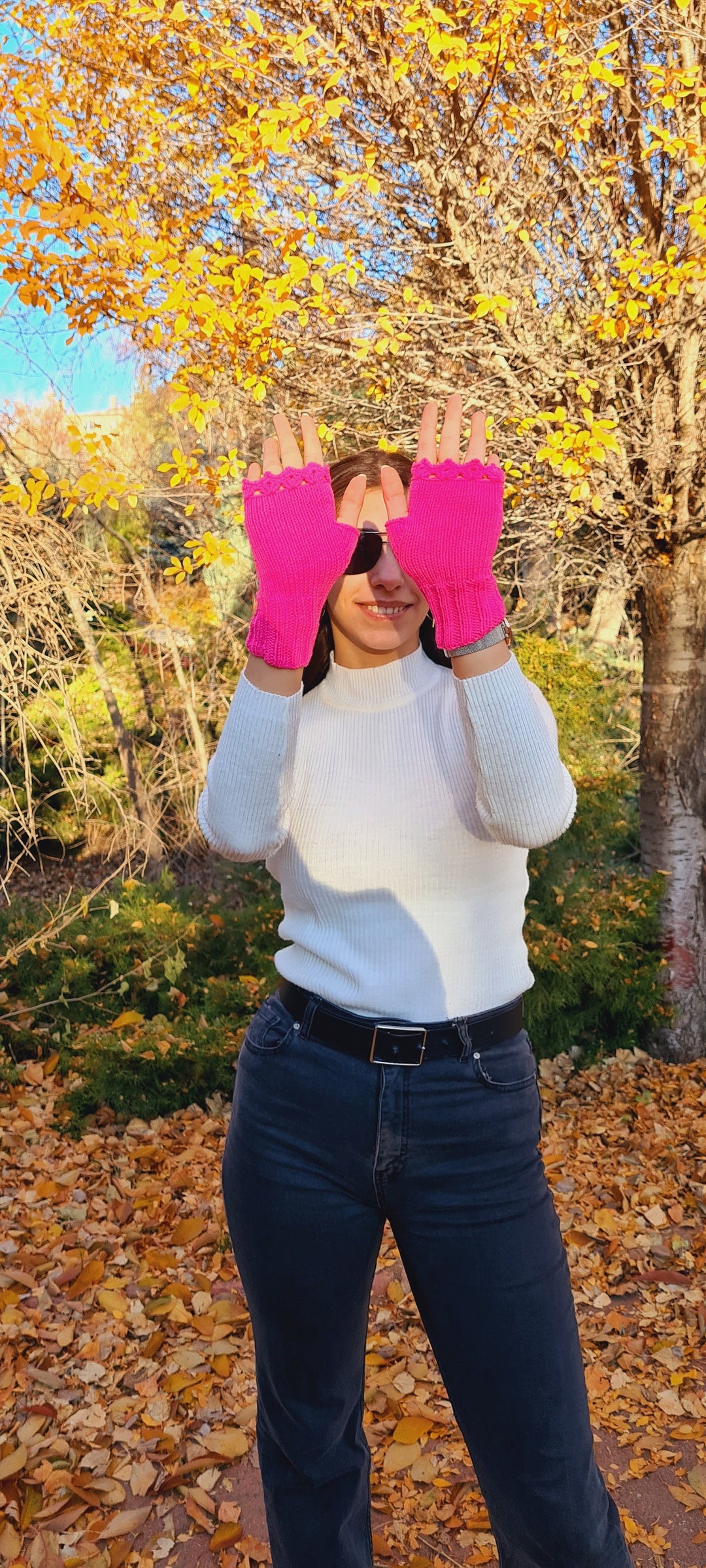 Fuscia Crochet fingerless Gloves, knitted floral winter gloves, Half Finger Gloves, Daisy Gloves, flower fingerless