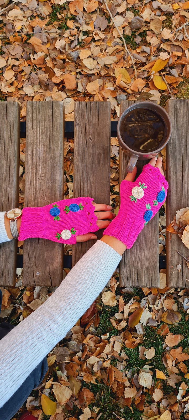 Fuscia Crochet fingerless Gloves, knitted floral winter gloves, Half Finger Gloves, Daisy Gloves, flower fingerless