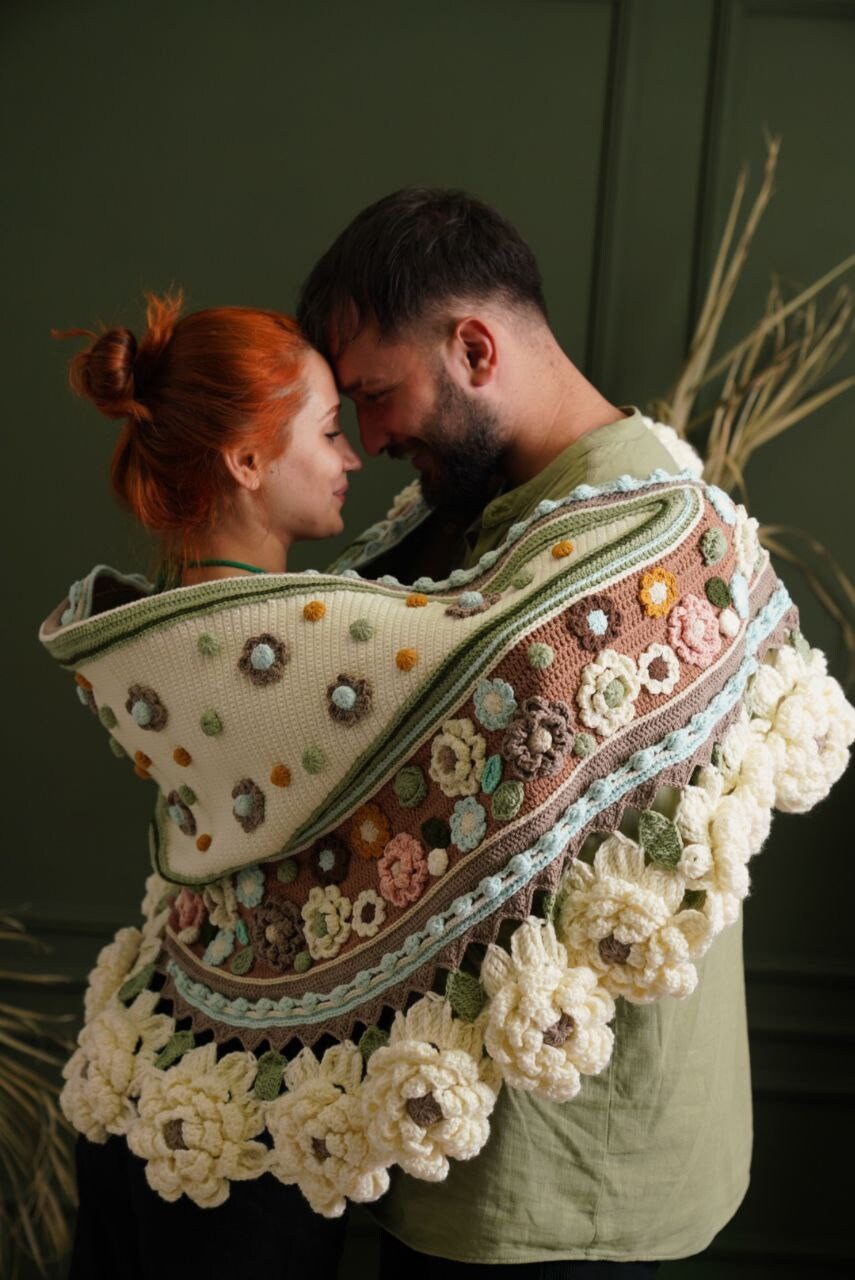 Green and White 3d Daisy Crochet Shawl